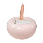 Detalle del dildo vibrador incorporado en mueble sexual inflable.